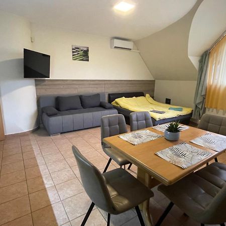 Kuenszler Apartmanhaz Zamárdi エクステリア 写真