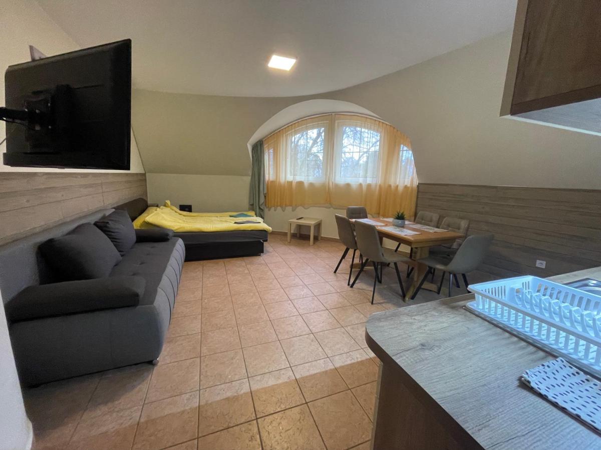 Kuenszler Apartmanhaz Zamárdi エクステリア 写真